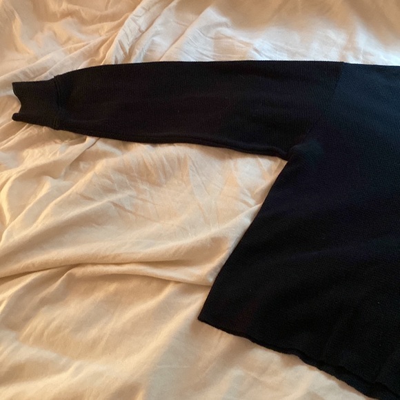 Black flowy top hollister - Picture 2 of 3